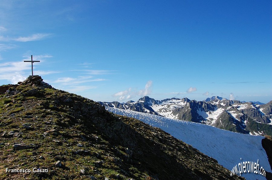 18 Croce di vetta del Masoni e in fondo l'Arera.jpg